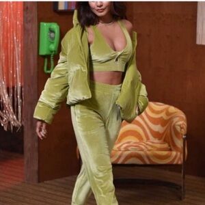 Fabletics large green Oasis twist front stretch velvet/velour sports bra. EUC.